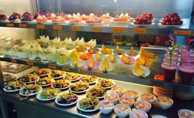 水果、沙拉、饮品等品类丰富的大学食堂