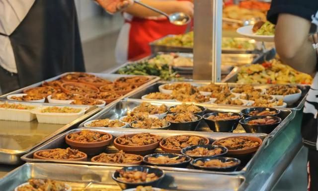 在大盘中陈列、由自己自助取用的多样菜肴