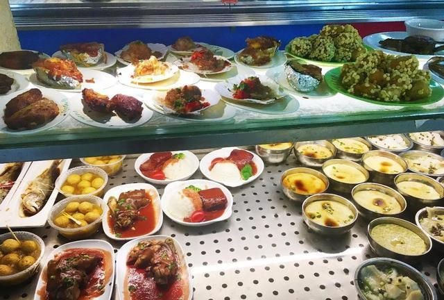 摆放着肉菜、炖菜等丰富菜品的食堂